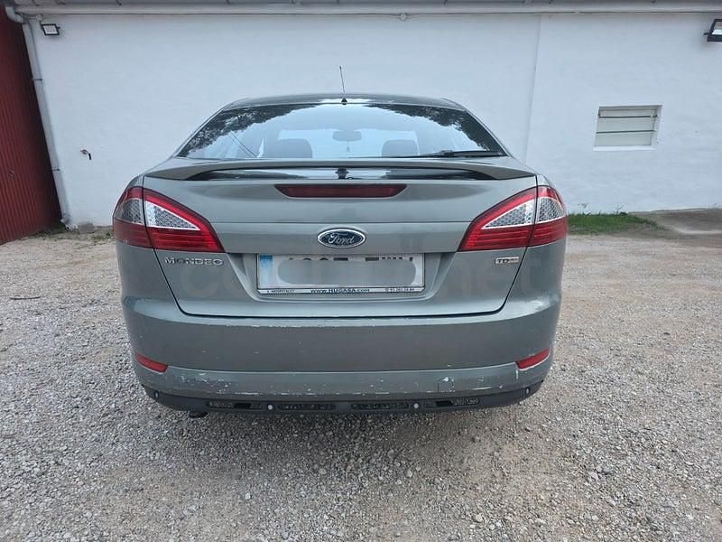 Usado Ford Mondeo Ghia 140 CV (102 kW) 2007 Gris / plata Berlina