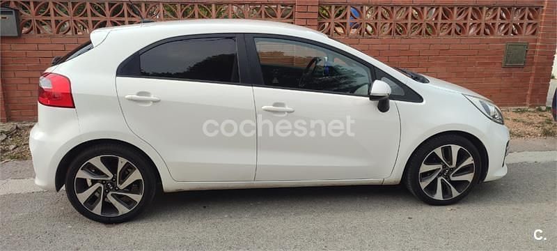 Blanco Usado 2017 Kia Rio Berlina | 9500 € (Precio justo) - Imagen 1/4