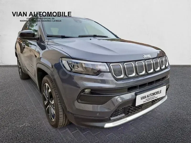 Usado Jeep Compass Limited 130 CV (95 kW) 2022 Gris / plata SUV