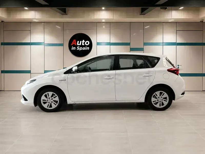 Usado Toyota Auris Hybrid Advance 136 CV (100 kW) 2016 Blanco Berlina