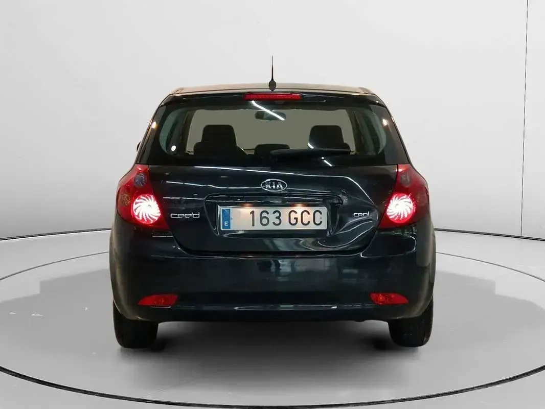 Usado Kia Ceed Active 116 CV (85 kW) 2008 Negro Utilitario