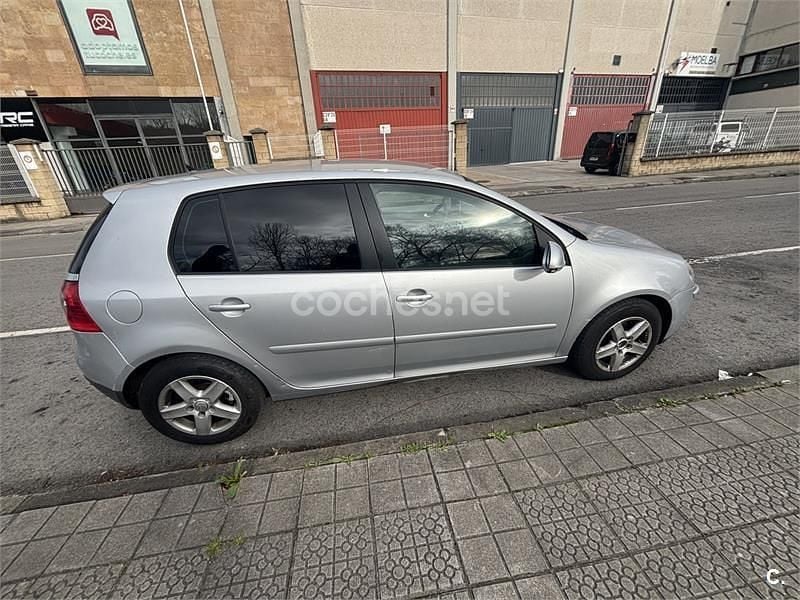 Usado VW Golf V Trendline 115 CV (84 kW) 2007 Gris / plata Berlina