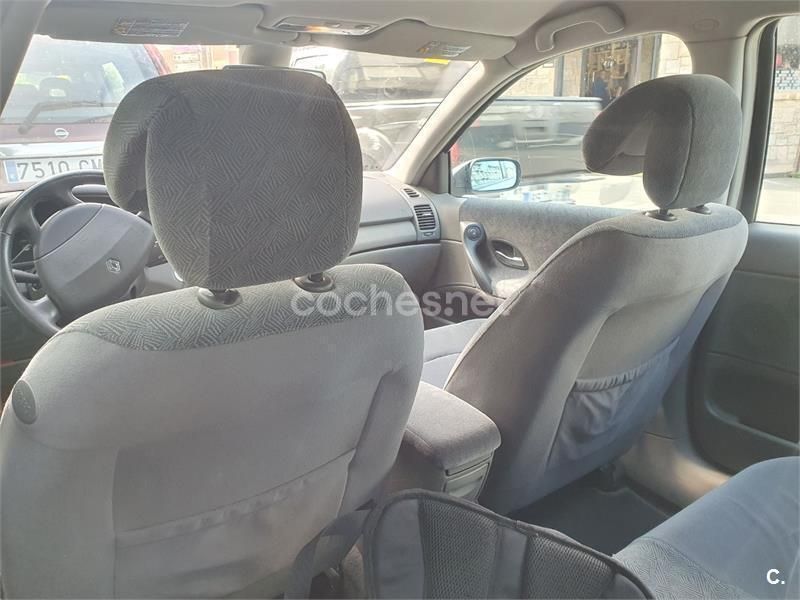 Gris / plata Usado 2005 Renault Mégane II Dynamique Berlina | 2500 € (Precio justo) - Imagen 1/4