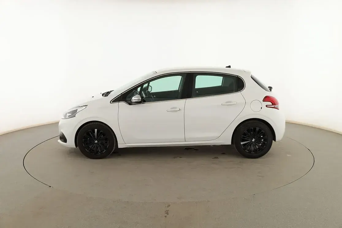 Usado Peugeot 208 Allure 100 CV (73 kW) 2018 Blanco Utilitario
