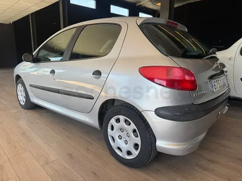 Usado Peugeot 206 75 CV (55 kW) 2006 Gris / plata Berlina