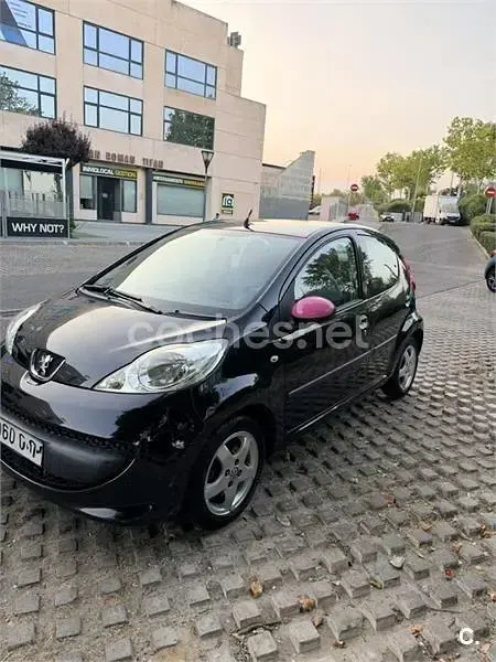 Usado Peugeot 107 68 CV (50 kW) 2008 Negro Utilitario