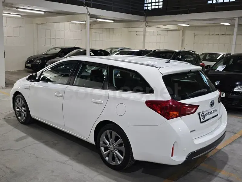 Usado Toyota Auris Hybrid Active 136 CV (100 kW) 2014 Blanco Familiar