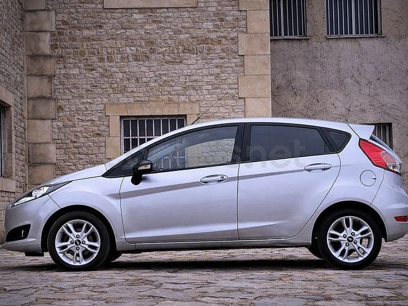 Usado Ford Fiesta Trend 82 CV (60 kW) 2017 Gris / plata Berlina