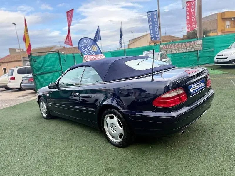 Usado Mercedes CLK230 Elegance 197 CV (144 kW) 2001 Azul Descapotable