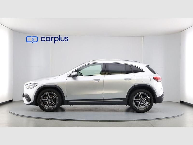 Usado Mercedes GLA180 136 CV (100 kW) 2021 Plata iridio (metalizado) SUV