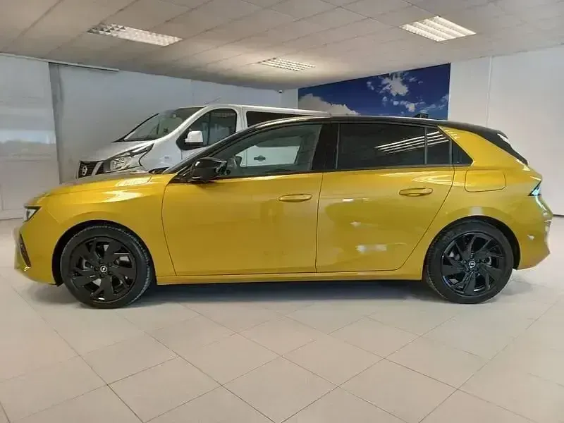 Usado Opel Astra GS Line 181 CV (133 kW) 2023 Amarillo Utilitario