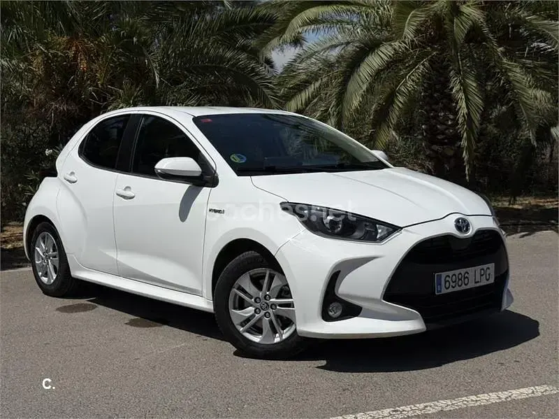 Usado Toyota Yaris Hybrid Plus 116 CV (85 kW) 2021 Blanco Berlina