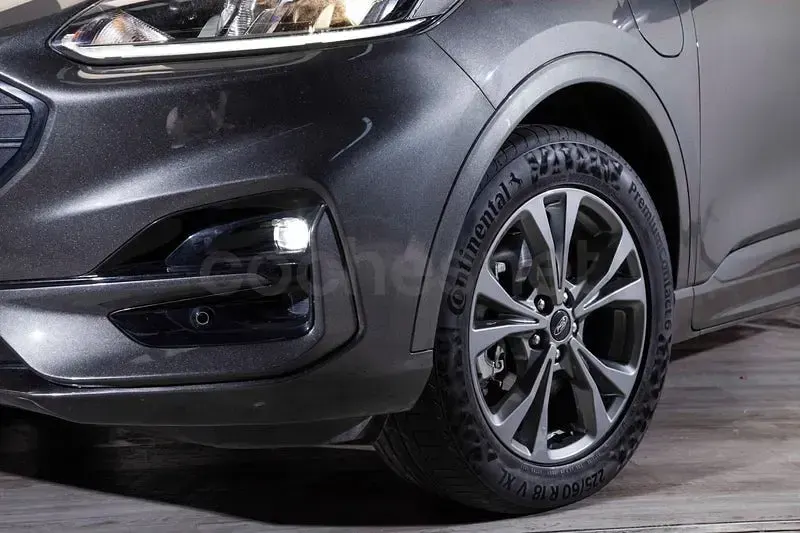 Usado Ford Kuga ST-Line 225 CV (165 kW) 2020 Gris / plata SUV