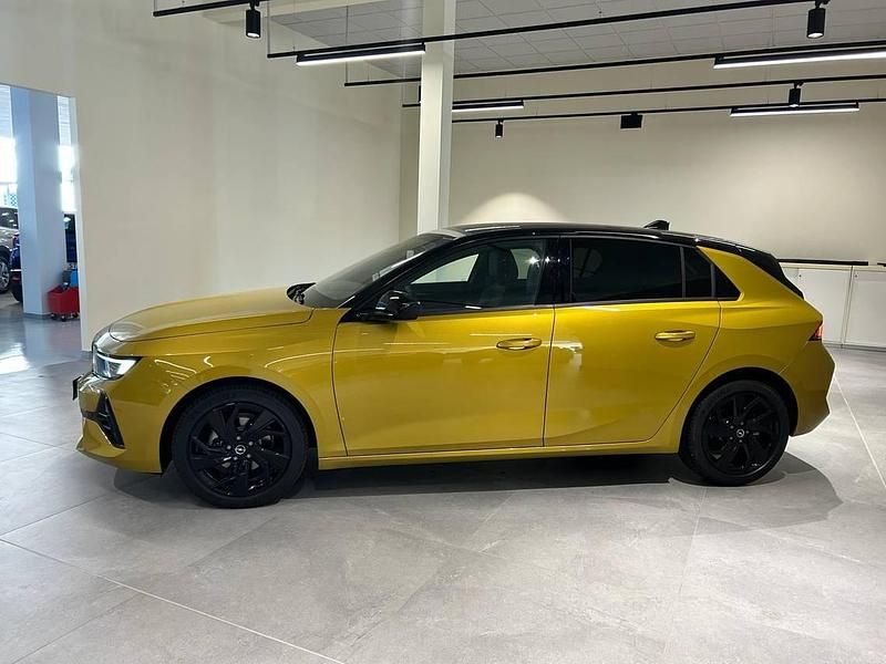 Usado Opel Astra S 130 CV (95 kW) 2023 Amarillo Berlina