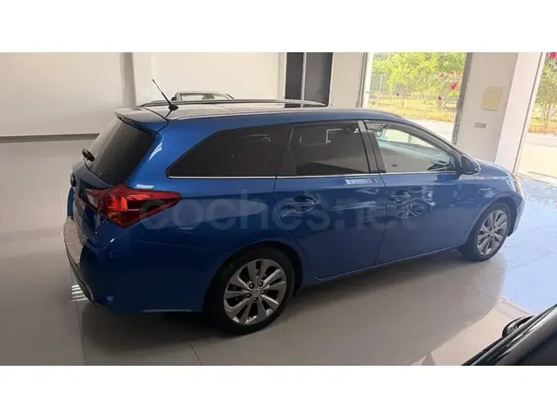 Usado Toyota Auris Hybrid Active 136 CV (100 kW) 2014 Azul Familiar