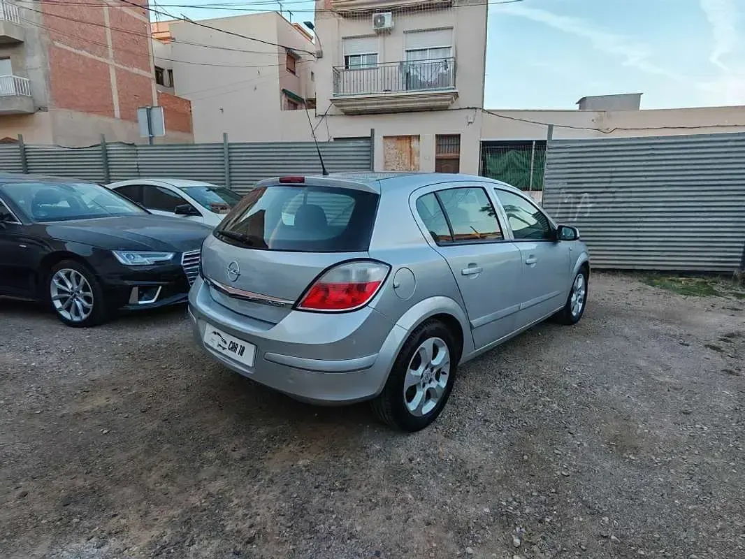 Usado Opel Astra Cosmo 120 CV (88 kW) 2006 Gris Utilitario