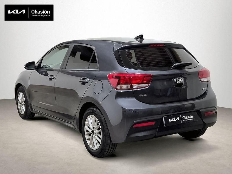 Usado Kia Rio 100 CV (73 kW) 2020 Gris Berlina