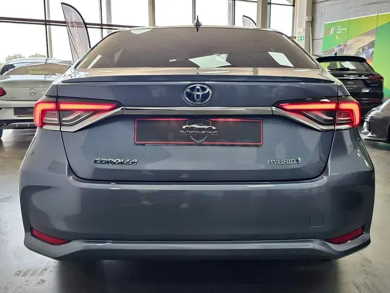 Usado Toyota Corolla Eco 140 CV (102 kW) 2024 Gris / plata Berlina