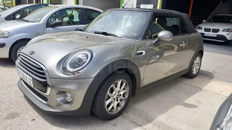 Usado Mini Cooper Cabriolet 136 CV (100 kW) 2018 Marrón Descapotable