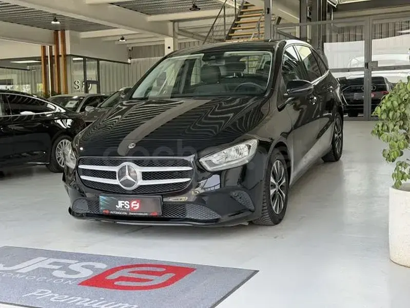 Usado Mercedes B180 116 CV (85 kW) 2020 Negro Utilitario