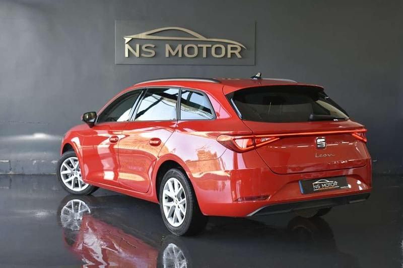 Usado Seat Leon ST Style 116 CV (85 kW) 2022 Rojo Familiar