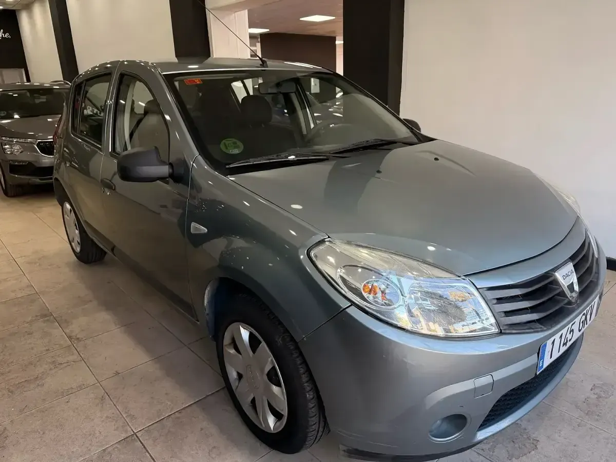 Usado Dacia Sandero Ambiance 75 CV (55 kW) 2009 Verde Utilitario