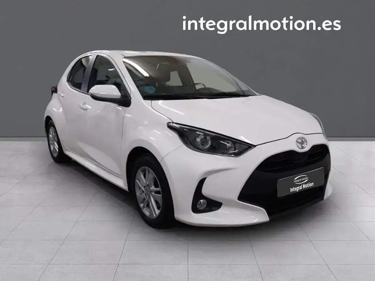 Usado Toyota Yaris Hybrid Business Edition 115 CV (84 kW) 2022 Blanco