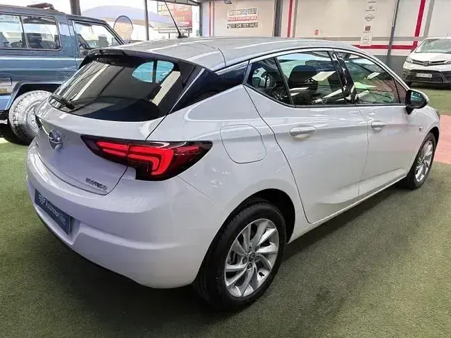 Usado Opel Astra Dynamic 110 CV (80 kW) 2019 Blanco Berlina