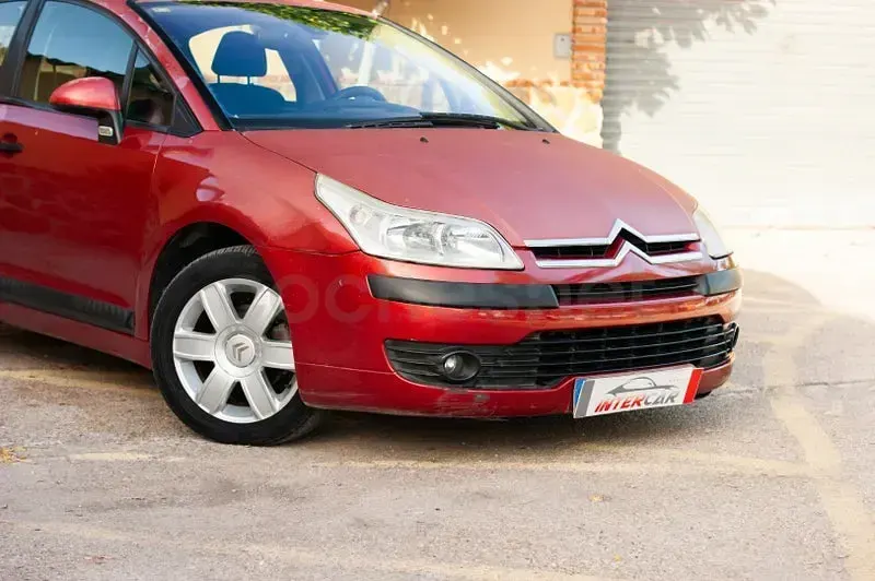 Usado Citroën C4 110 CV (80 kW) 2006 Granate Berlina