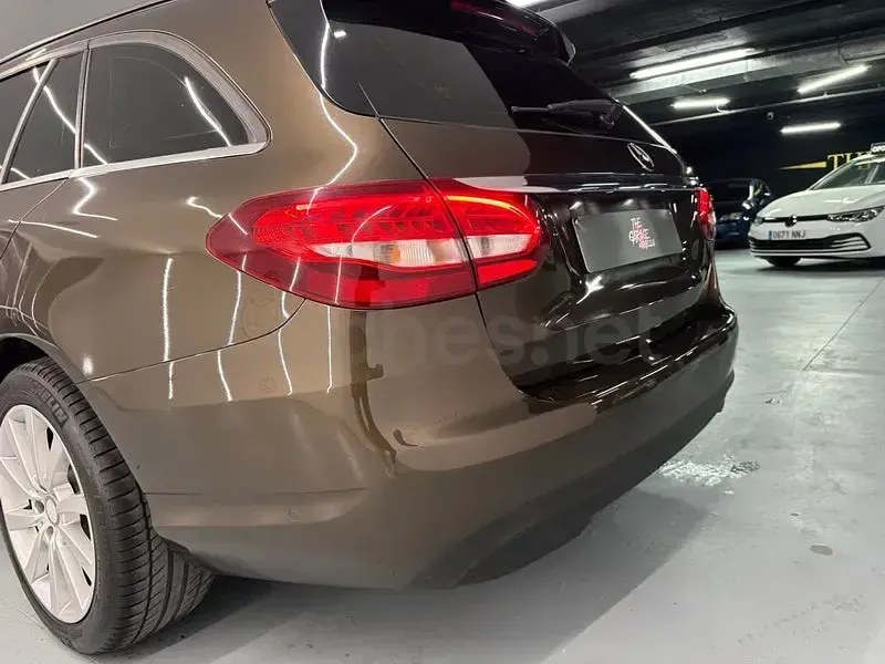 Usado Mercedes C200 150 CV (110 kW) 2016 Marrón Familiar
