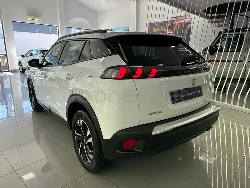 Usado Peugeot 2008 Allure 110 CV (80 kW) 2023 Blanco SUV