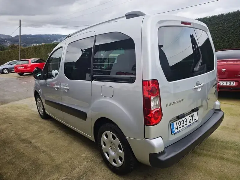 Usado Peugeot Partner Tepee Outdoor 90 CV (66 kW) 2010 Gris / plata Monovolumen