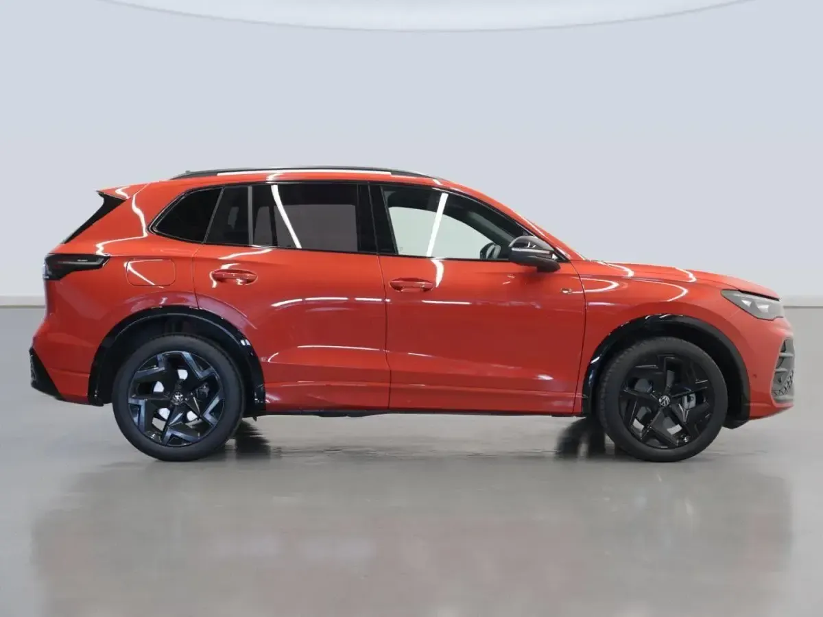 Usado VW Tiguan R-line 150 CV (110 kW) 2025 Rojo SUV