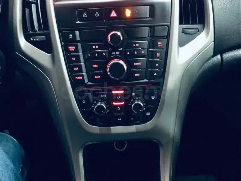 Usado Opel Astra Excellence 110 CV (80 kW) 2011 Rojo Familiar