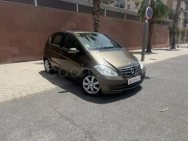 Usado Mercedes A180 Elegance 109 CV (80 kW) 2011 Beige Utilitario