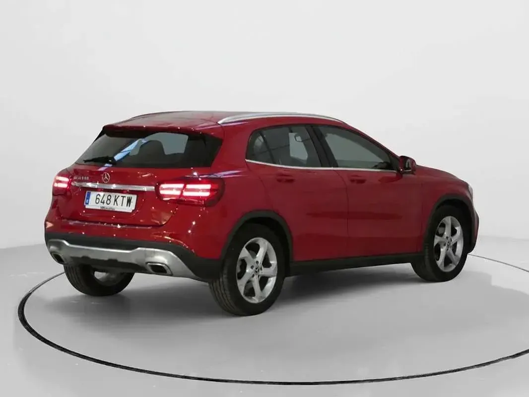Usado Mercedes GLA180 Urban 122 CV (89 kW) 2019 Rojo SUV