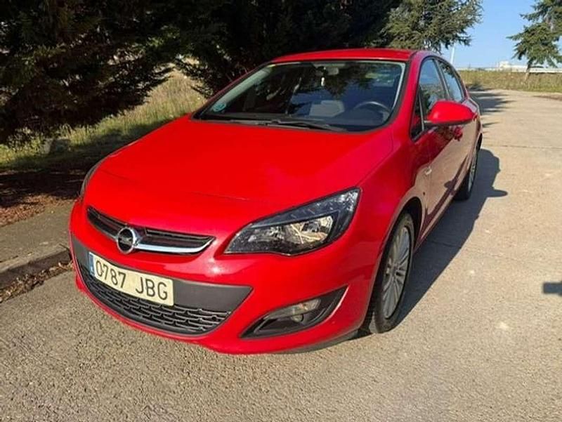 Usado Opel Astra Selective 110 CV (80 kW) 2014 Rojo Utilitario
