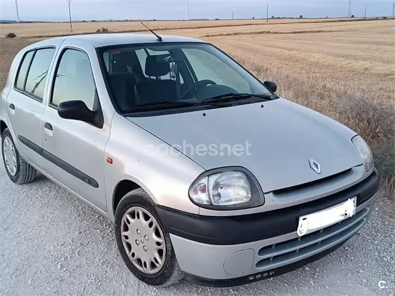 Usado Renault Clio 60 CV (44 kW) 2000 Gris / plata Berlina