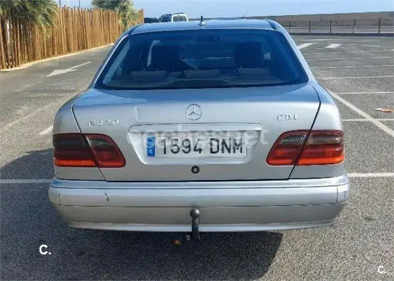 Usado Mercedes E220 Classic 143 CV (105 kW) 2001 Gris / plata Berlina