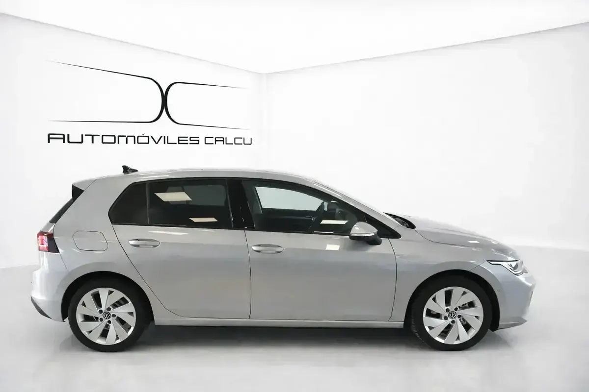 Usado VW Golf VIII 115 CV (84 kW) 2025 Gris / plata Berlina