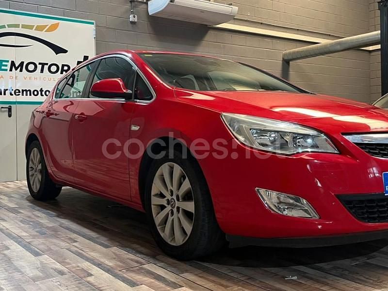Rojo Usado 2010 Opel Astra Cosmo Berlina | 5199 € (Precio justo) - Imagen 1/4