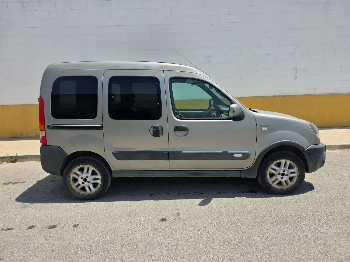 Usado Renault Kangoo Extreme 85 CV (62 kW) 2005 Gris Monovolumen