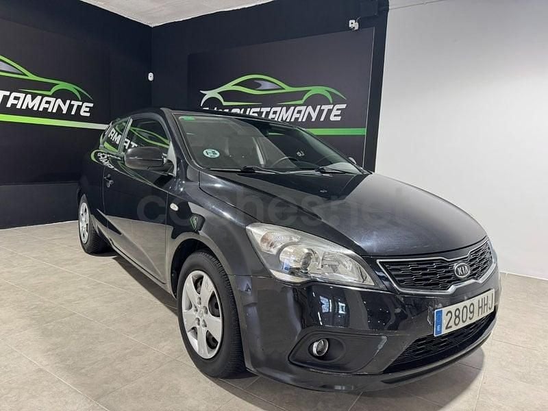 Usado Kia ProCeed 90 CV (66 kW) 2011 Negro Utilitario