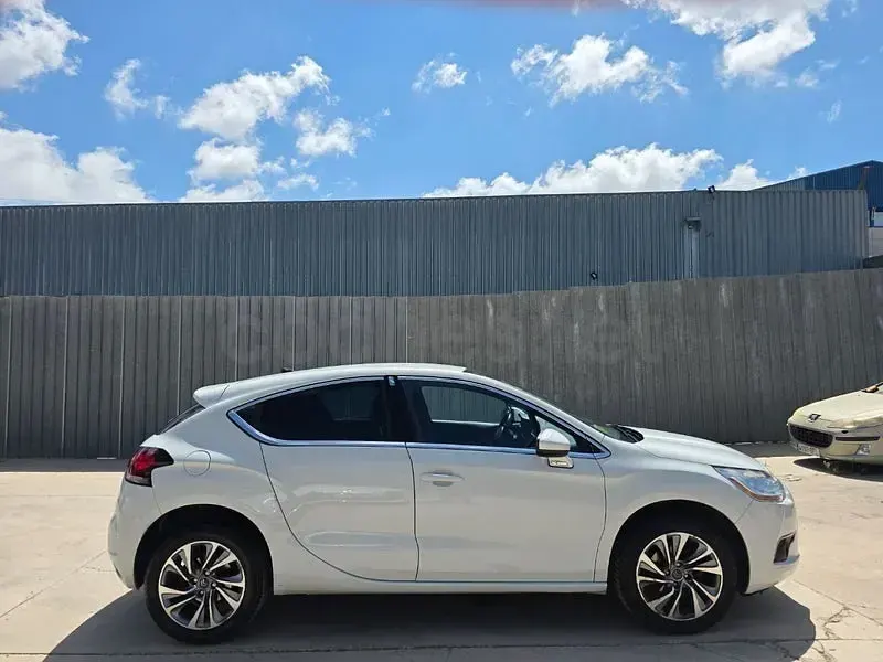 Usado Citroën DS4 Style 114 CV (83 kW) 2014 Blanco Utilitario