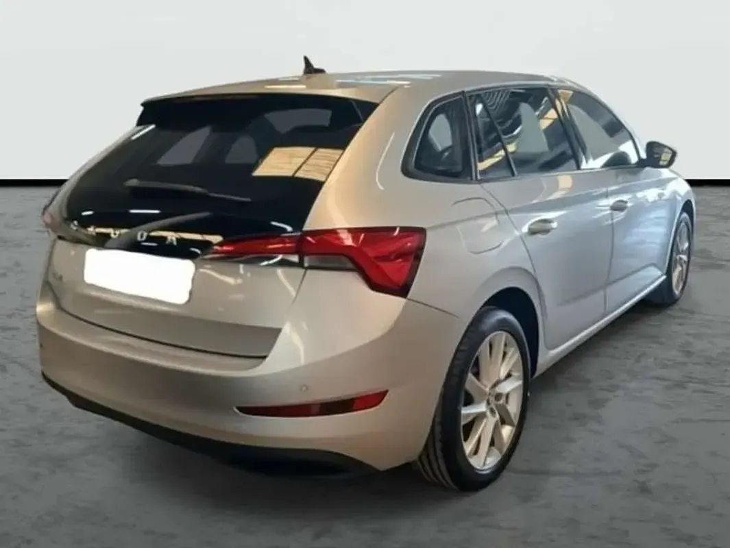 Usado Skoda Scala Ambition 110 CV (80 kW) 2023 Plateado Utilitario