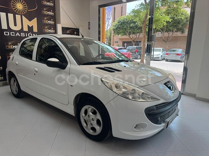 Usado Peugeot 206 60 CV (44 kW) 2011 Blanco Berlina