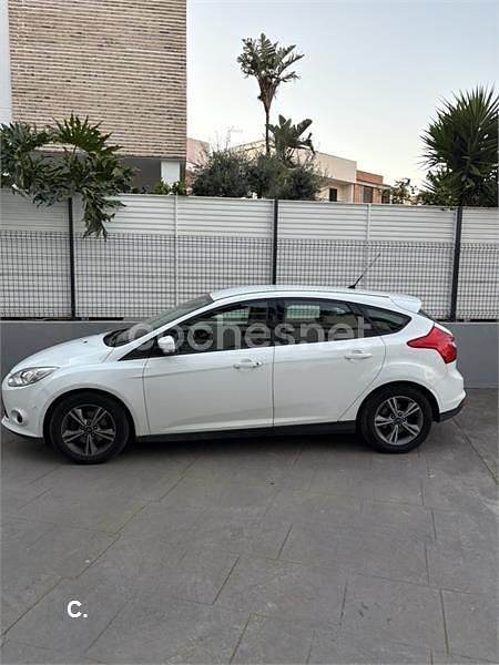 Usado Ford Focus Trend 125 CV (91 kW) 2014 Blanco Berlina