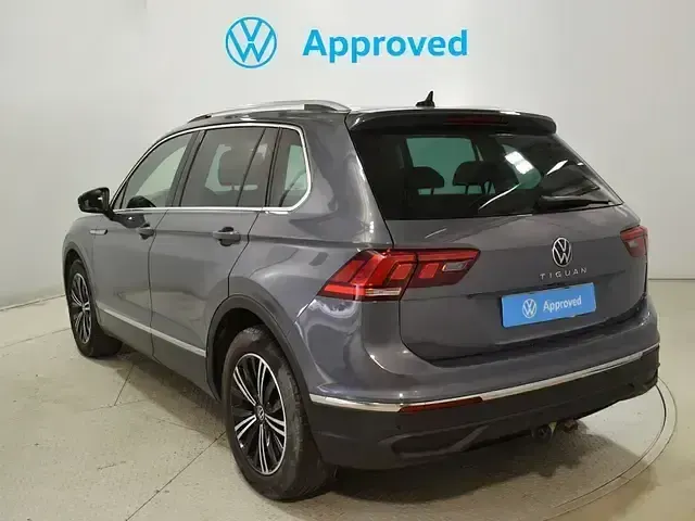 Usado VW Tiguan Life 150 CV (110 kW) 2023 Gris SUV