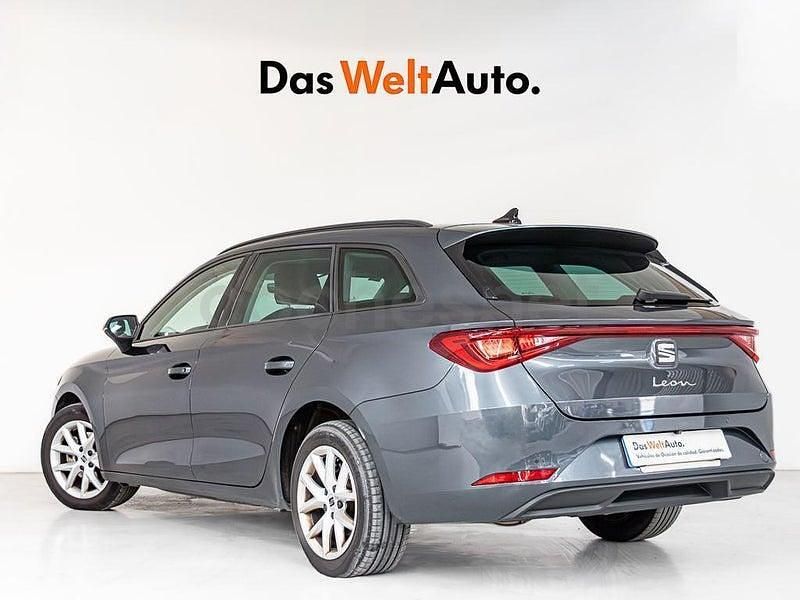 Usado Seat Leon Style 130 CV (95 kW) 2021 Gris Familiar