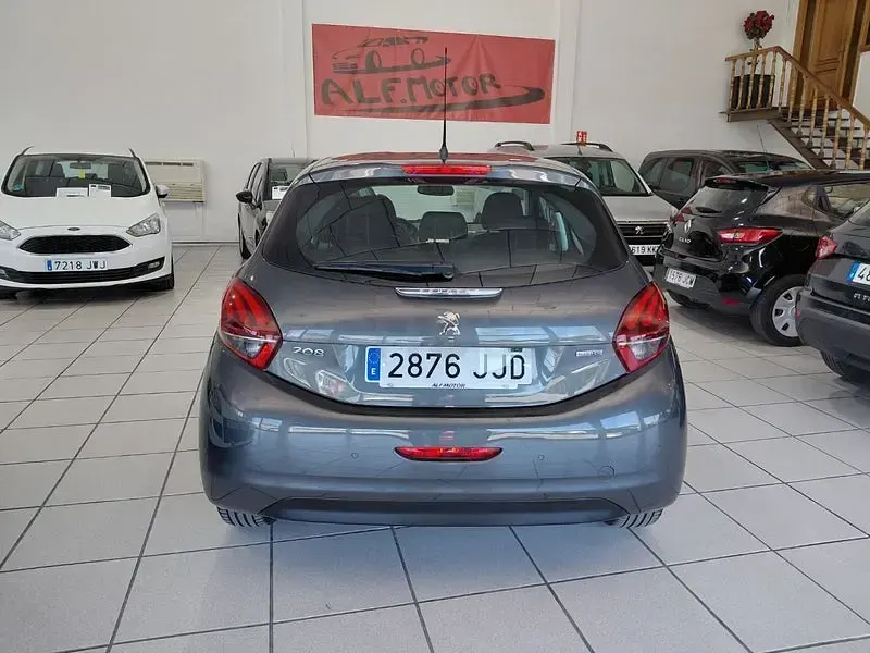 Usado Peugeot 208 Active 100 CV (73 kW) 2015 Beige Utilitario